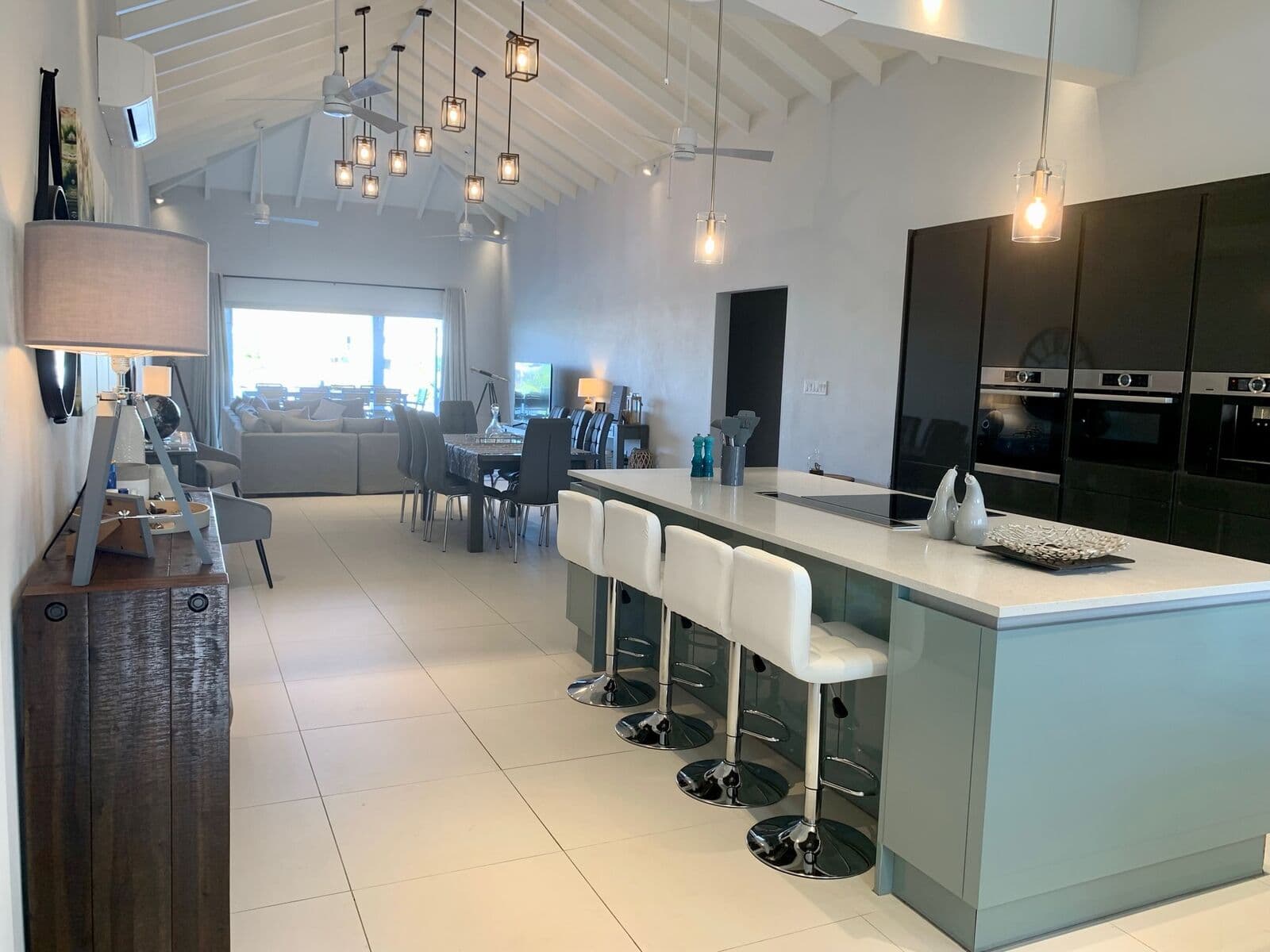 Open-plan Kitchen and lounging space beneath the vaulted ceiling
