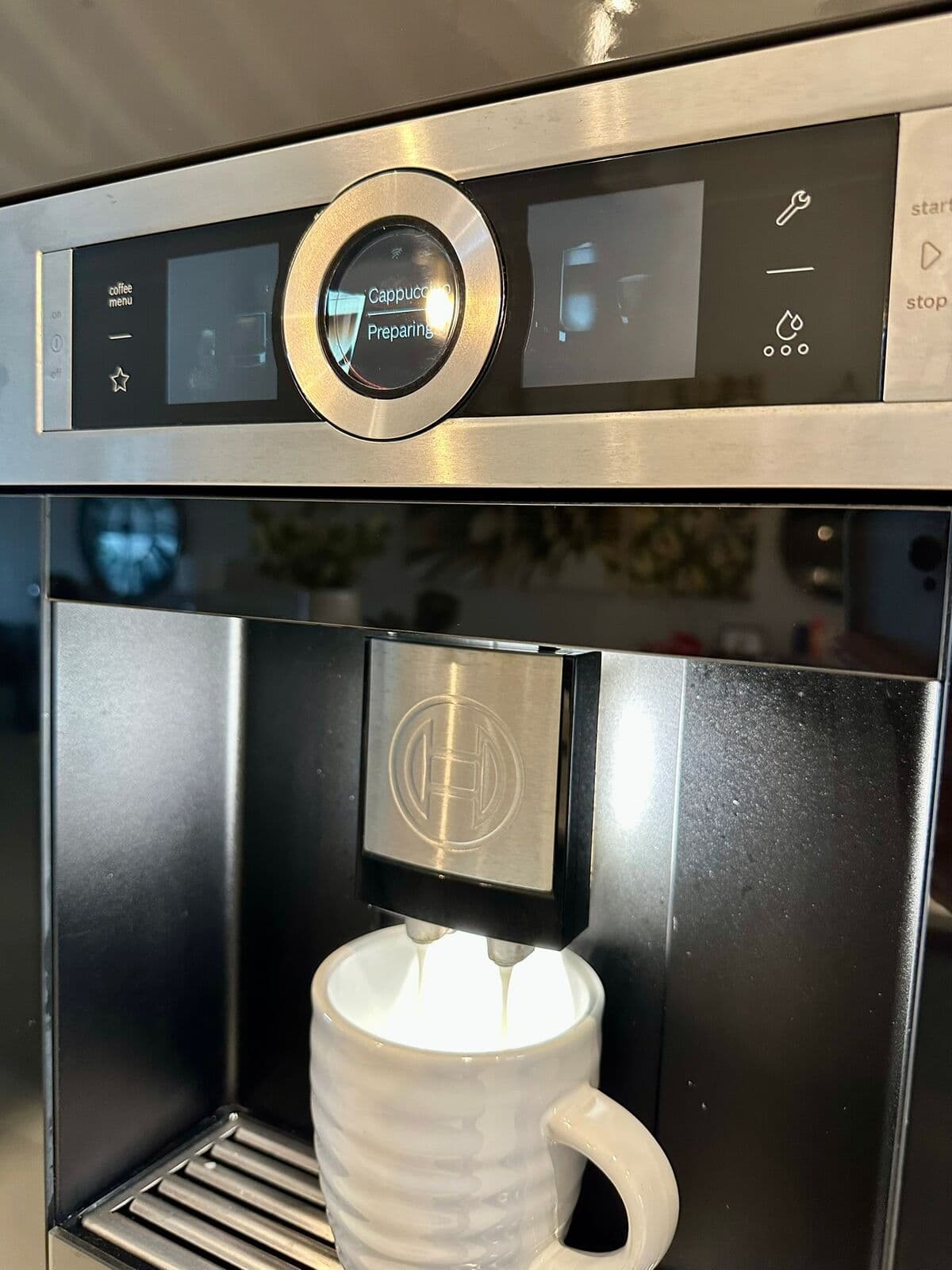 Built-in bean-to-cup coffee machine for fresh coffee at any time